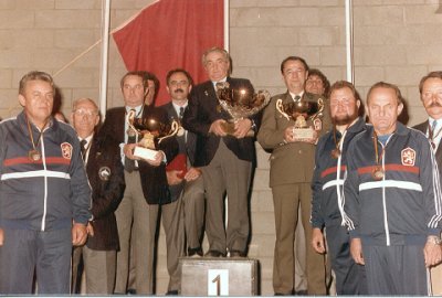 Drustvo eskoslovenska pi vyhlen vsledk na MS v Belgii 1986 (Vlevo: Gavura, s pohrem vedouc ilka, za nm Skora, v poped Svoboda, Eisner, za nimi trenr P. Janek)
