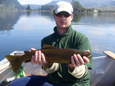  Tom Adam a potok z Lake Whakamaru 